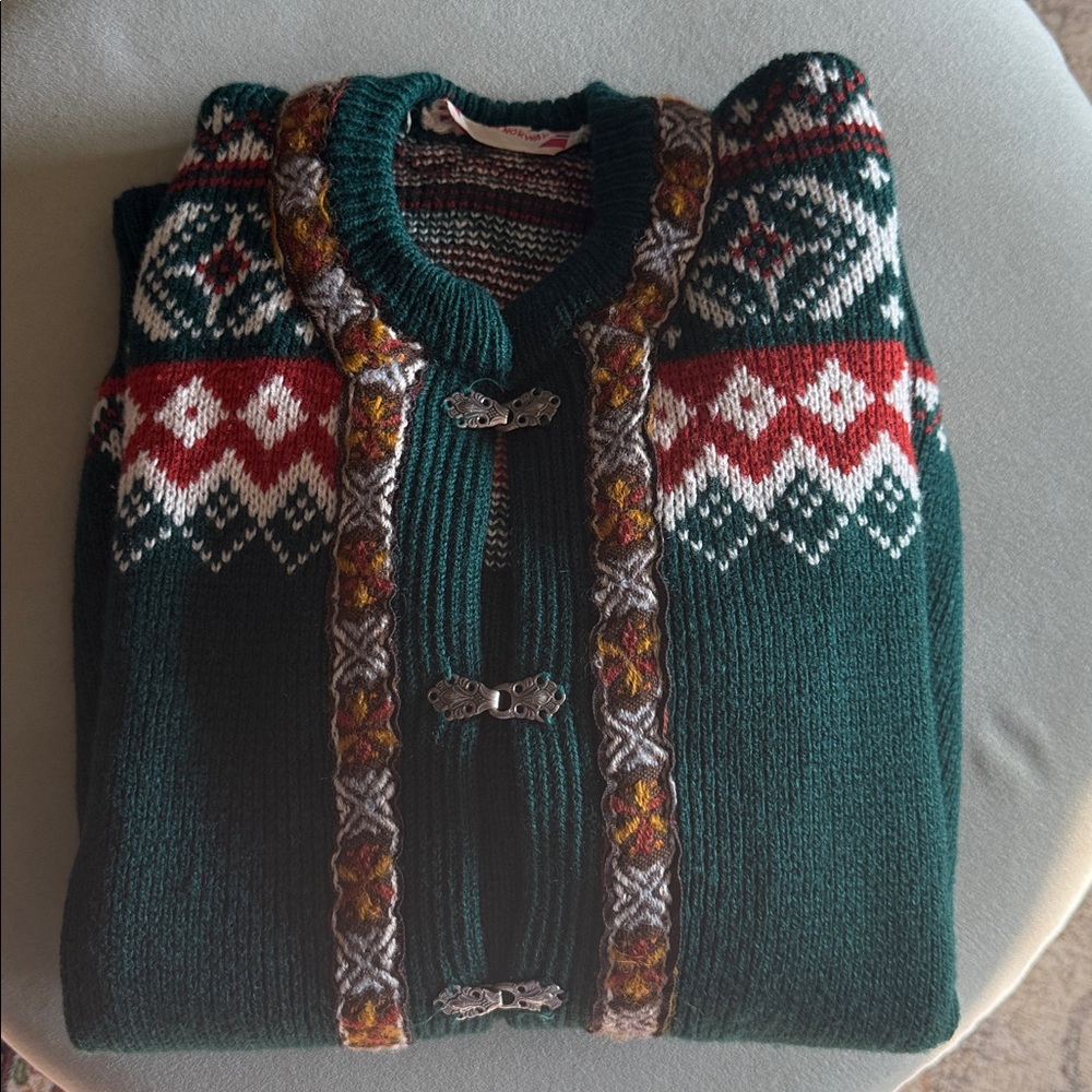 This is a vintage 90s Eddie Bauer Nordic wool blend cardigan sweater in green - Picture 8 of 8